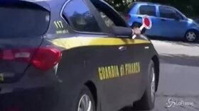 Roma, sequestrate mascherine con i loghi delle squadre di calcio