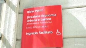 Coronavirus, il comune di Milano distribuisce mascherine e guanti ai rider