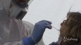 Coronavirus, a Dresda al via i tamponi in automobile per infermieri e pompieri