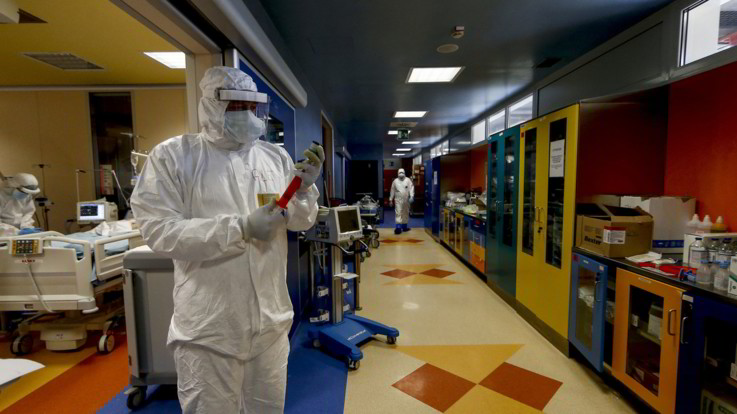 Coronavirus, i nuovi dati: lieve calo dei morti, si liberano posti in terapia intensiva