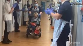 Coronavirus, guarisce a 106 anni: Connie lascia l’ospedale di Birmingham tra gli applausi