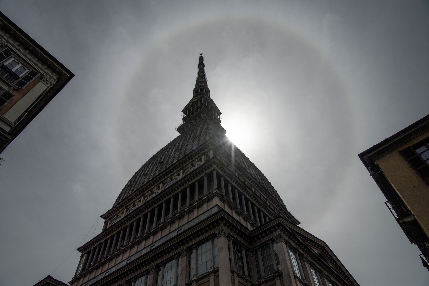 Alone intorno al sole, lo spettacolare anello di luce incanta il nord Italia