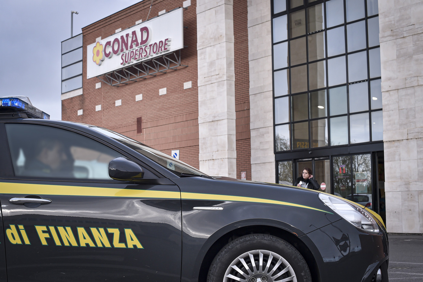 Coronavirus, ancora sciacalli in azione: maxi sequestro di mascherine a Torino