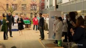 Coronavirus, Bill de Blasio dona forniture essenziali agli operatori sanitari di New York