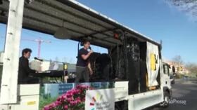 Coronavirus, girano a Berlino su un camion aperto suonando per la gente bloccata in casa