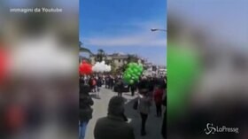 Coronavirus, folla ai funerali del sindaco di Saviano