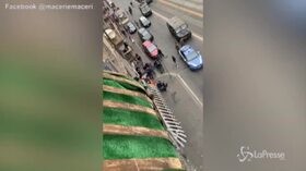 Torino, tensione tra antagonisti e polizia dopo l’arresto di due stranieri