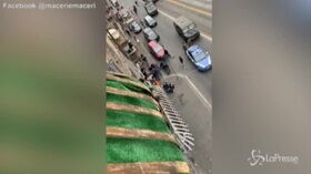 Torino, gli scontri tra agenti e antagonisti dopo l’arresto di due stranieri
