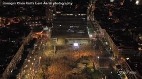 Tel Aviv, manifestanti anti-Netanyahu in piazza distanziati