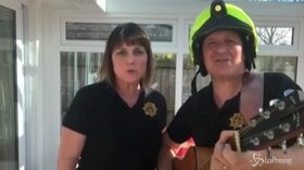 L’omaggio ai vigili del fuoco italiani, i colleghi inglesi cantano ‘Bella Ciao’