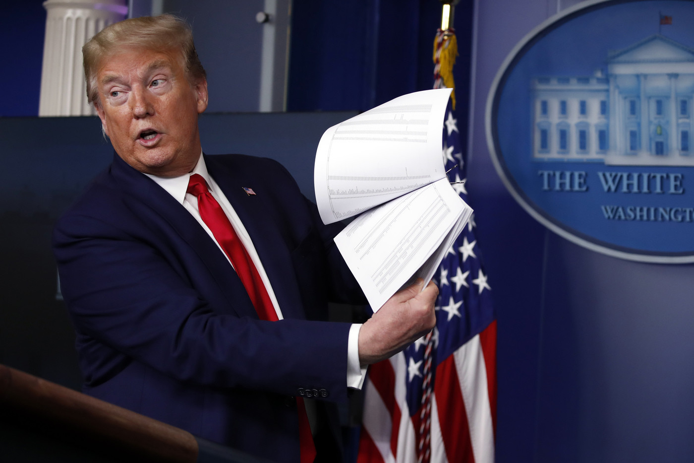 Coronavirus, oltre 2,5 milioni di casi nel mondo. Trump sospende immigrazione