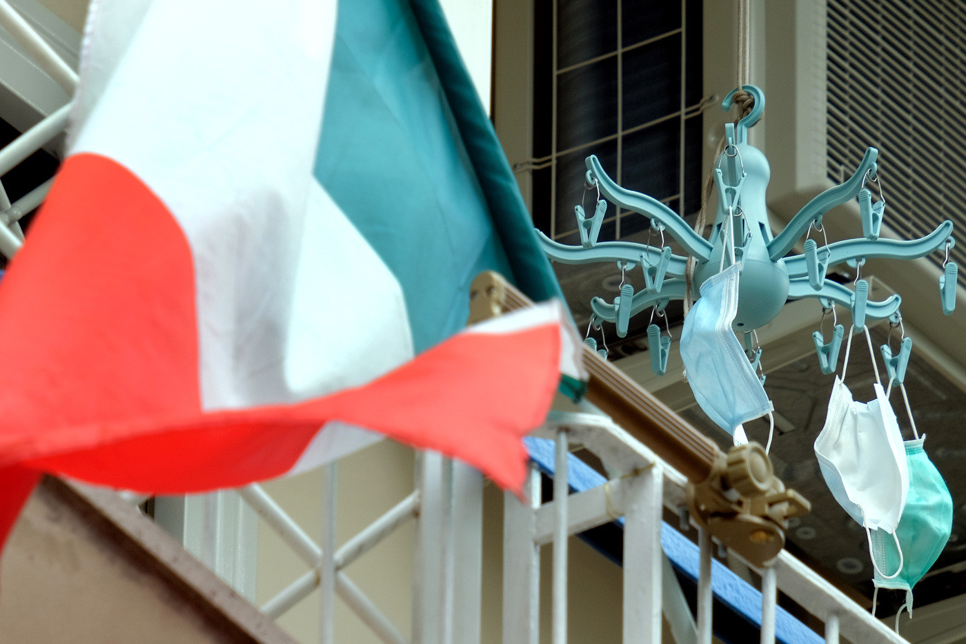 Il 25 aprile ai tempi del coronavirus: tricolore e ‘Bella ciao’ dal balcone