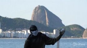 Coronavirus, a Rio de Janeiro le statue indossano la mascherina