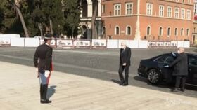 25 Aprile, Mattarella ad Altare della Patria solo e con mascherina