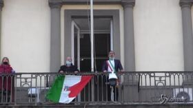 25 aprile, de Magistris canta Bella Ciao dai balconi del Comune di Napoli