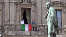 25 aprile, Beppe Sala canta “Bella Ciao” dal balcone di Palazzo Marino
