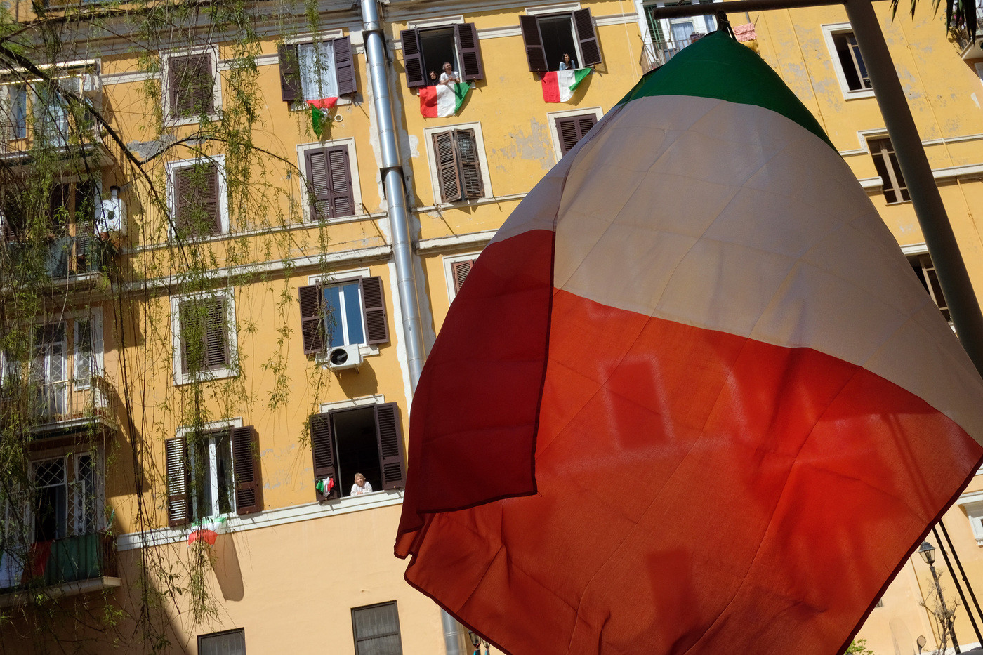 25 aprile, l’Italia festeggia dal balcone la Liberazione, tra Tricolore e “Bella Ciao”