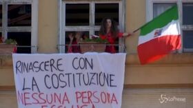 25 aprile, la Liberazione festeggiata sui balconi tra Tricolore e “Bella Ciao”
