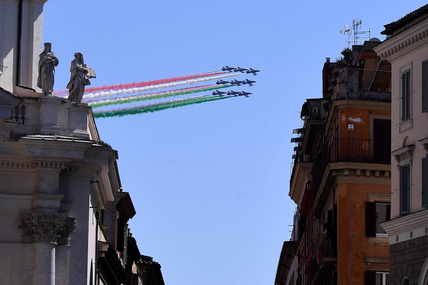 25 aprile lo spettacolo delle Frecce tricolori che sorvolano Roma