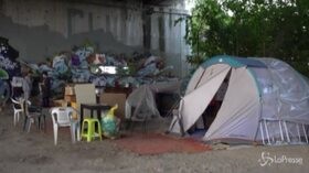 Miseria e pandemia, la vita sotto un ponte al tempo di coronavirus: “Adesso abbiamo paura”