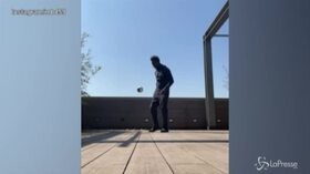 Mario Balotelli show sul balcone, il mini pallone non cade mai