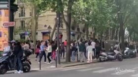 Coronavirus, a Parigi esplode la festa spontanea in strada. Polemiche e scuse del DJ