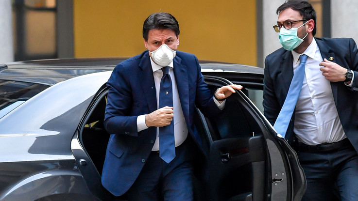 Fase 2 scontenta tutti. Conte prova a ricucire strappo con la Cei