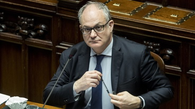 Decreto Aprile, Gualtieri: Sussidi a famiglie in difficoltà. Fondo da 10 mld per Pmi