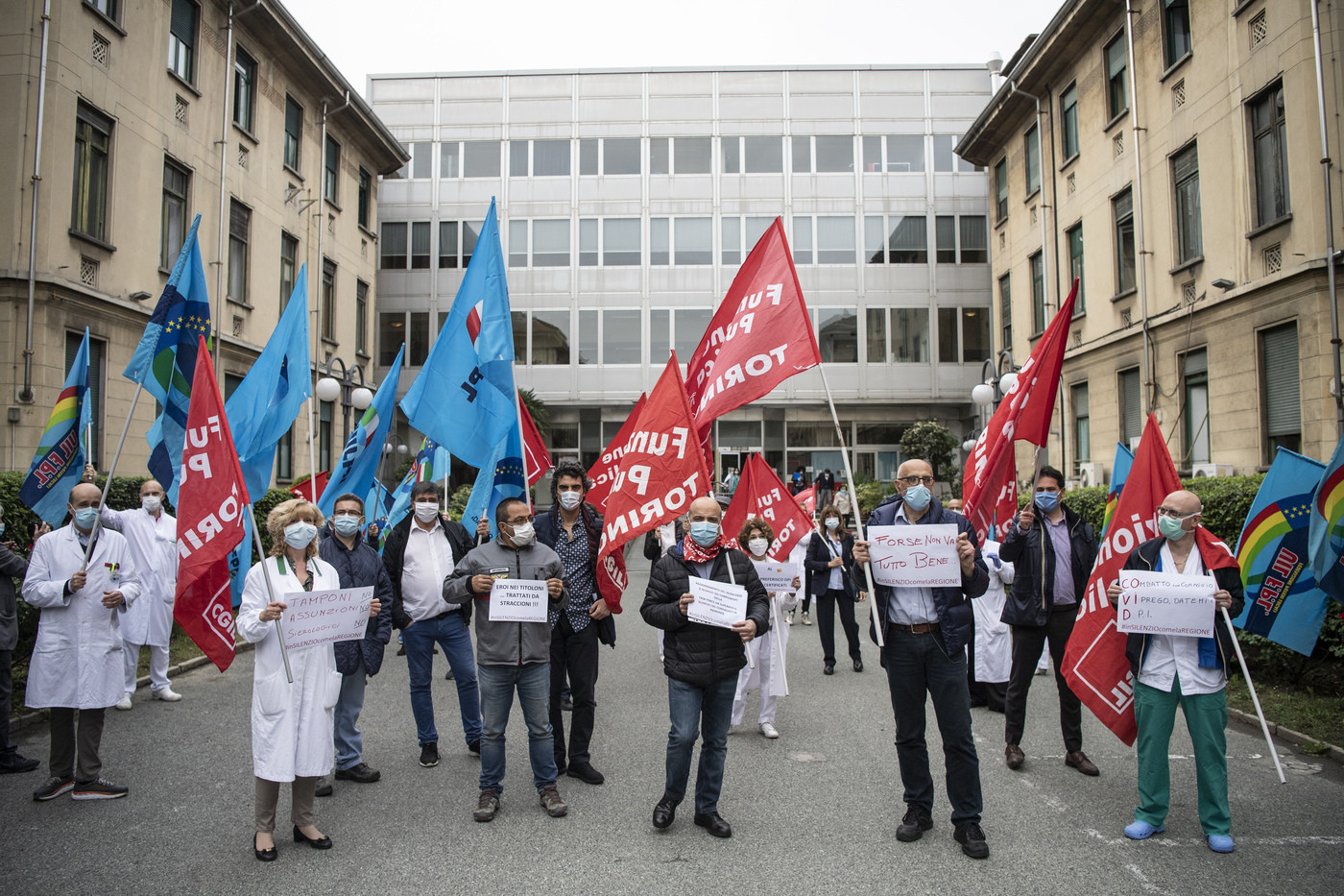 Coronavirus, Torino la protesta degli operatori sanitari davanti alle Molinette