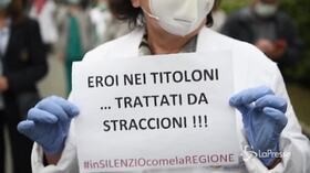 Eroi nei titoloni, trattati da straccioni. La protesta di medici e infermieri a Torino