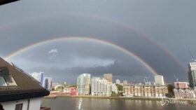 Un doppio arcobaleno solca il cielo di Londra, abitanti a bocca aperta