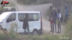Asti: caporalato tra le vigne aggravato dal razzismo, arrestate 3 persone