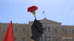Grecia, in piazza per il 1 maggio mantenendo la distanza di sicurezza