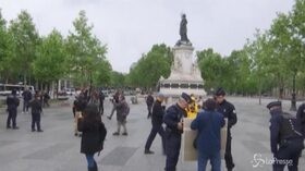 Primo maggio, alcuni manifestanti in piazza a Parigi sfidando il lockdown