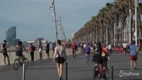 Coronavirus, il lungomare di Barcellona preso d’assalto