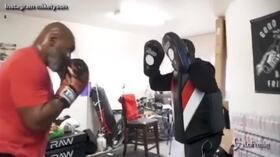 Mike Tyson in gran forma a 53 anni: i suoi pugni fanno ancora paura