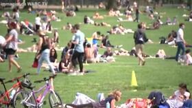 New York, gli abitanti si godono il sole di Central Park