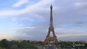 Parigi, la Torre Eiffel si illumina per i lavoratori in prima linea contro il coronavirus