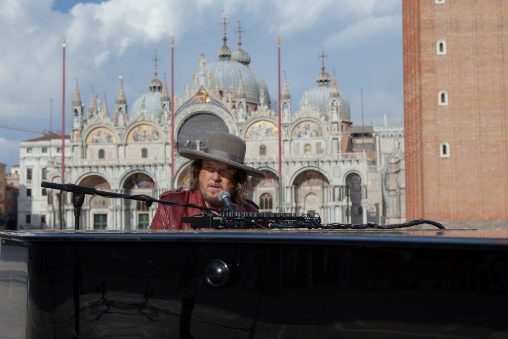 Coronavirus, Venezia: Zucchero canta l’inedito “Amore adesso!” in una Piazza San Marco deserta