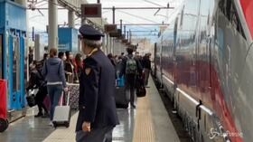 Fase 2, partono i primi treni Milano-Napoli: “Finalmente rivedrò la mia famiglia”