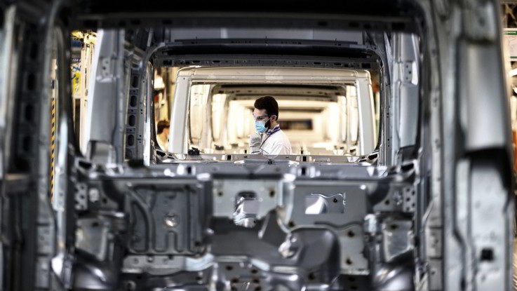 Fca, perdita per 1,7 miliardi per Covid. Manley: Avanti con Peugeot, dopo la crisi saremo più forti