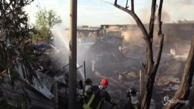 Esplosione Ottaviano, vigili del fuoco al lavoro tra le macerie del capannone distrutto