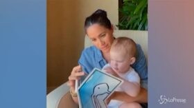 Gb: Meghan legge una storia al piccolo Archie (ed Harry gira il video)
