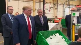Coronavirus, Trump visita fabbrica mascherine senza però indossarne una