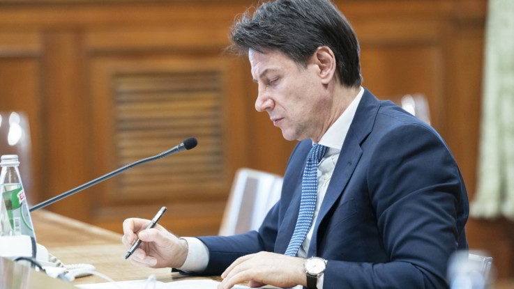Conte valuta accelerare riaperture negozi e parrucchieri