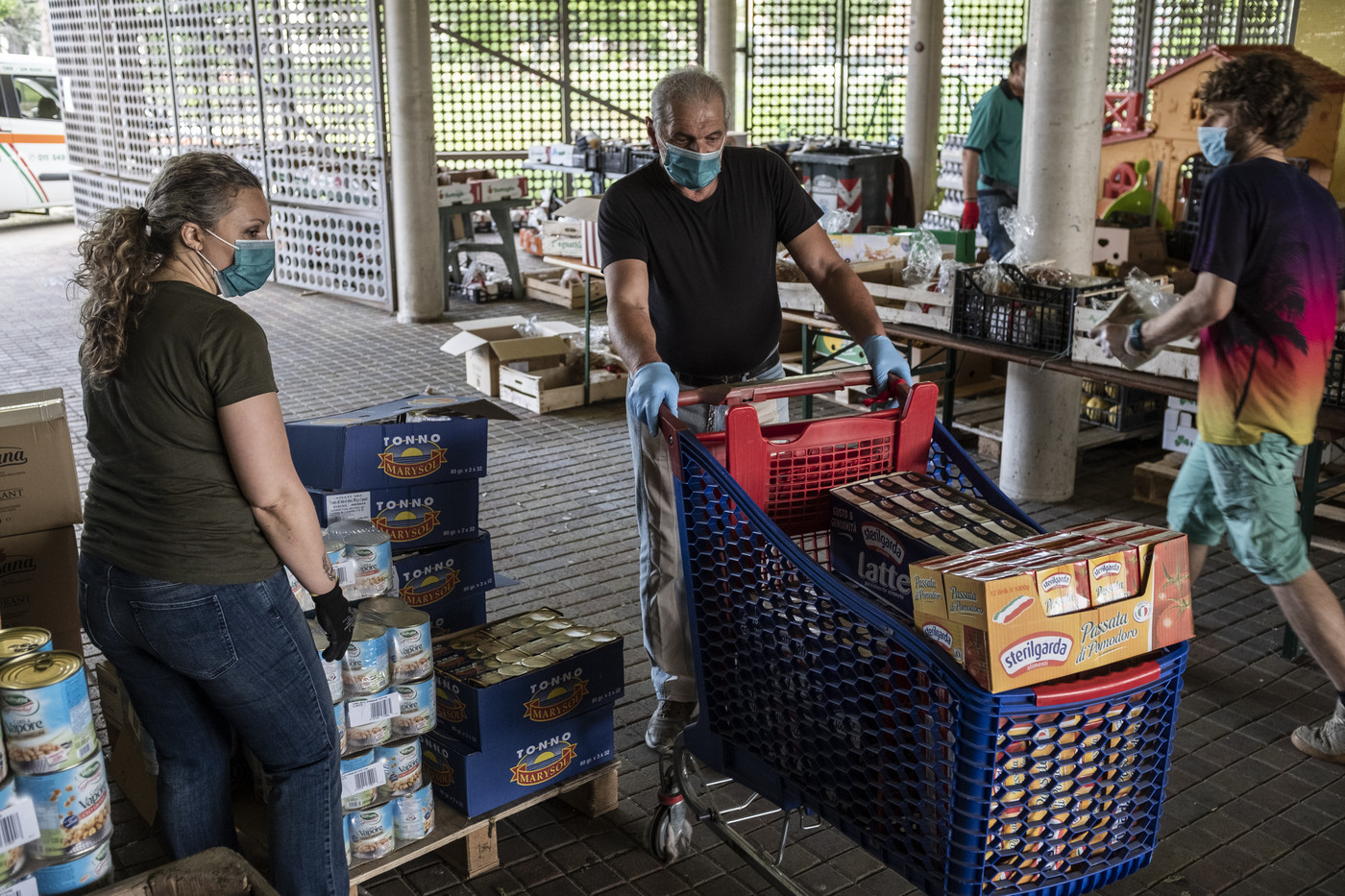 Coronavirus Torino, volontari consegnano pacchi alimentari a persone in difficoltà