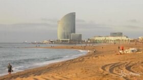 Spagna, Barcellona riapre le spiagge