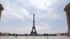 Giornata della vittoria, Parigi: la bandiera francese sulla Torre Eiffel