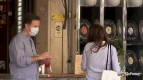 Roma, a Campo de’ Fiori riaprono i bar e torna l’aperitivo