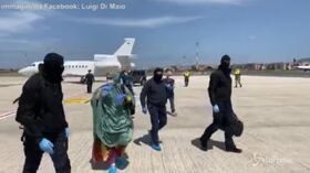 Silvia Romano è in Italia: il lungo abbraccio con i genitori